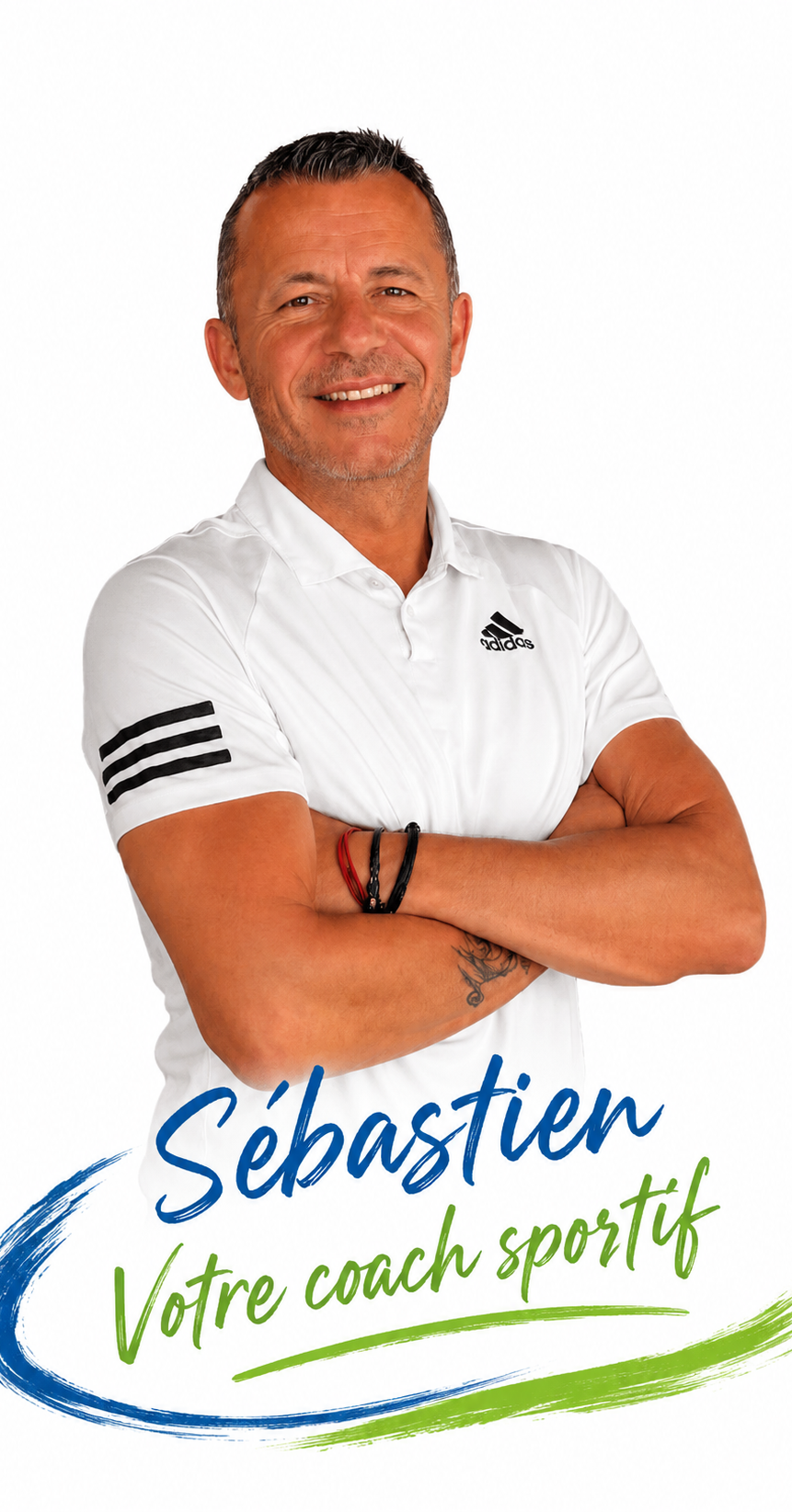 Cap Vitalité Angoulême Homme souriant en polo blanc, bras croisés, avec le texte "Sébastien, Votre coach sportif".